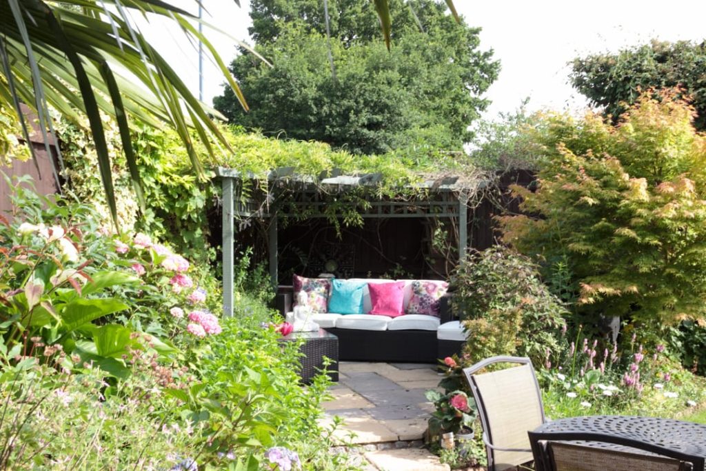 Wilde botanische tuin met tuinmeubelen